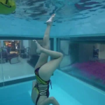 小姐姐躺在水下,小姐姐的静谧时光