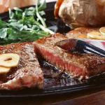 吃牛排的小姐姐喝红酒吗,品味牛排与红酒的浪漫邂逅